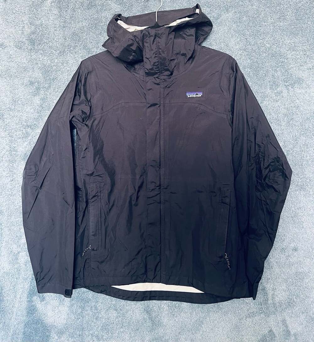 Patagonia Women’s Black Hooded Rain Jacket Size Small Nylon Shell